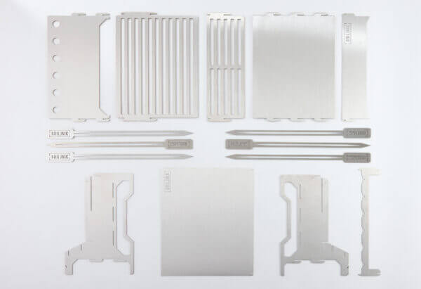 Grillnik Grill S Set – Alle Teile des Grillsystems sorgfältig angeordnet und bereit für den Zusammenbau