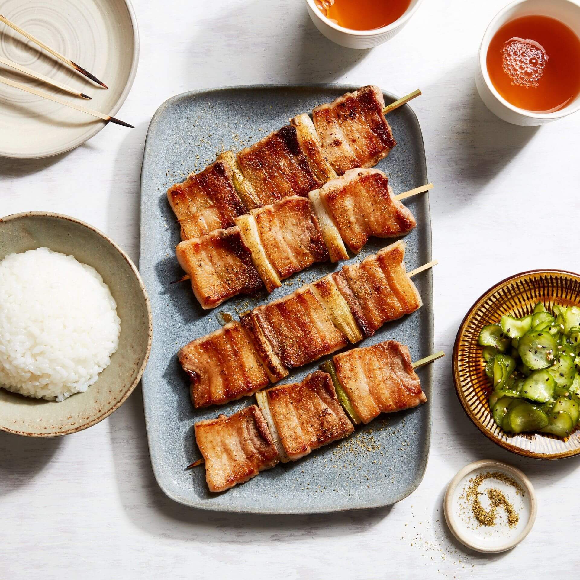 Japanische Yakitori mit Schweinebauch
